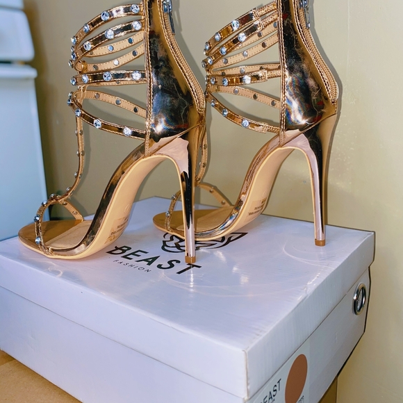 Women Shoes - Picture 3 of 3